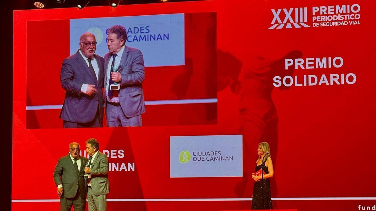 Lores recibe el premio de manos de Pere Navarro