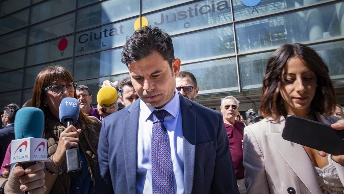 Javier Sánchez-Santos, el supuesto hijo de Julio Iglesias, saliendo de los juzgados de Valencia, hoy.