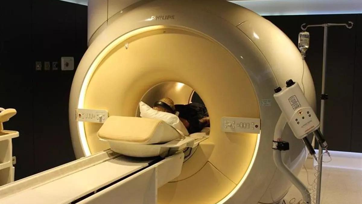 Un paciente haciendo una resonancia.