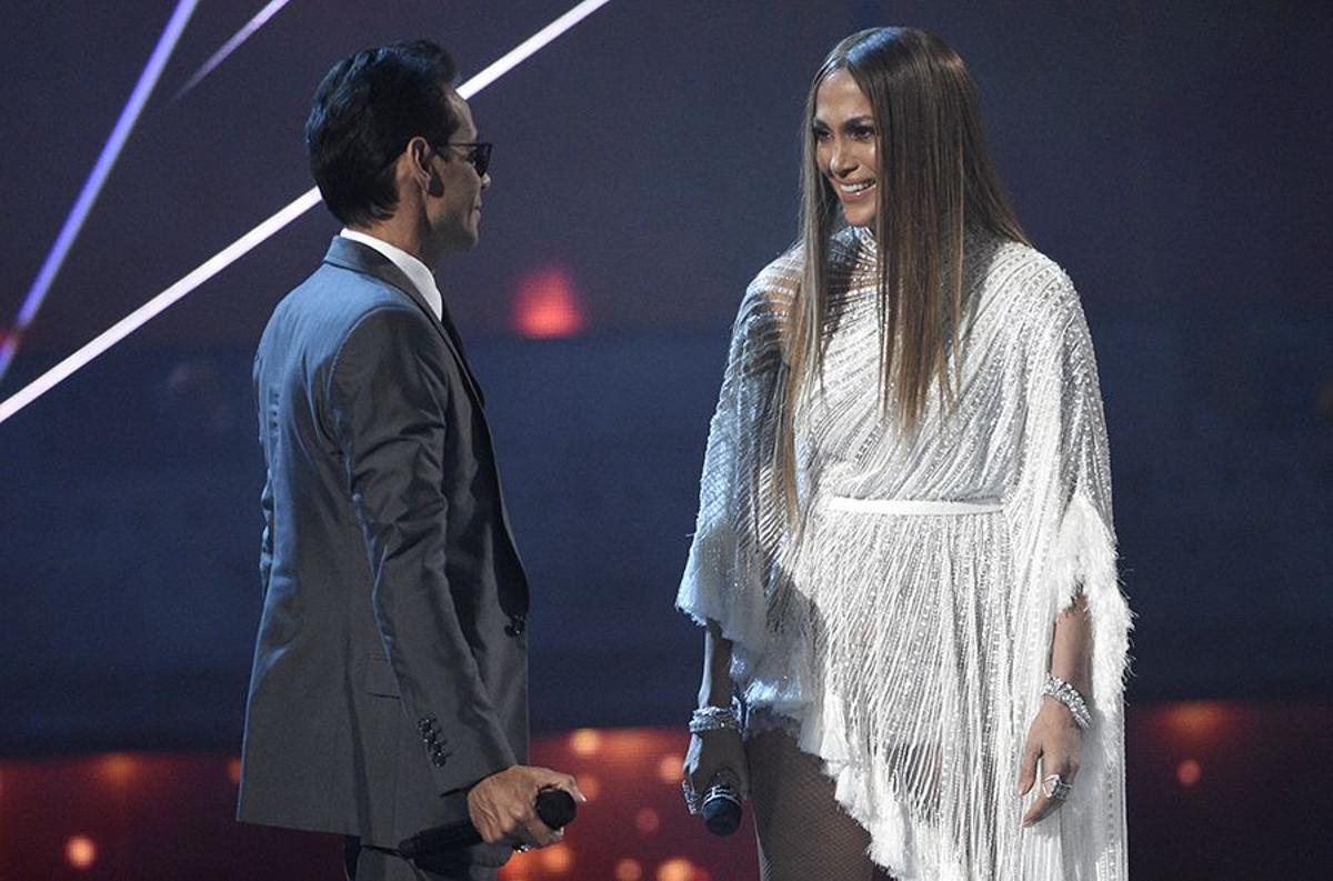 El beso de Jennifer López y Marc Anthony en los Premios Grammy Latinos 2016