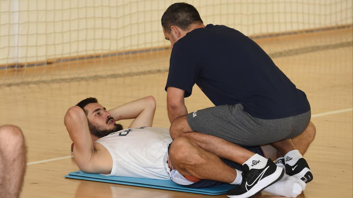 Kalinic, estirando tras un entrenamiento con Serbia