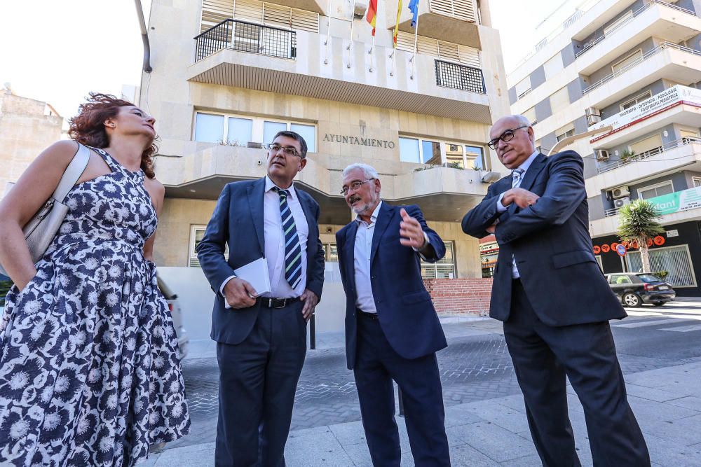 Visita del presidente de las Cortes Valencianas, Enric Morera, al Ayuntamiento de Torrevieja