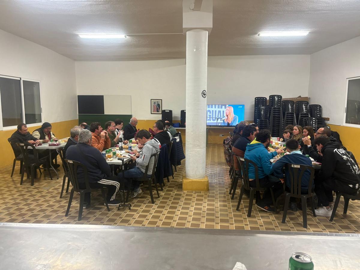 Gastronomía y fútbol en la peña albinegra de les Useres.