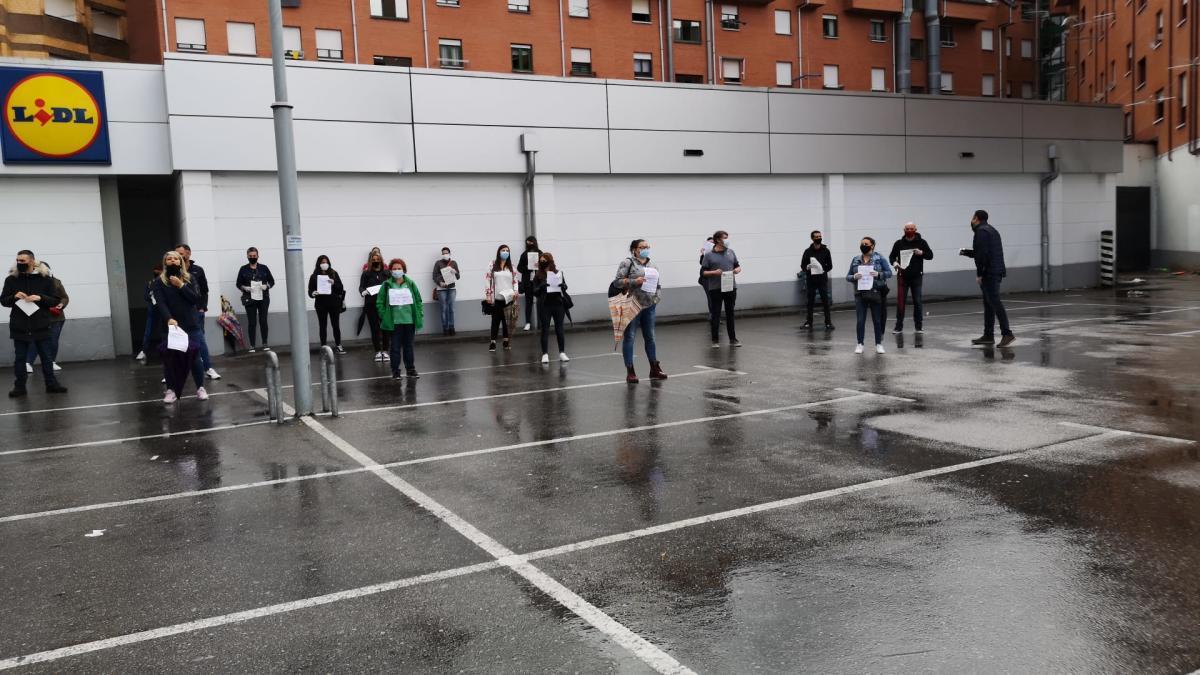 Trabajadores de LIDL piden más seguridad frente al virus concentrándose en Oviedo