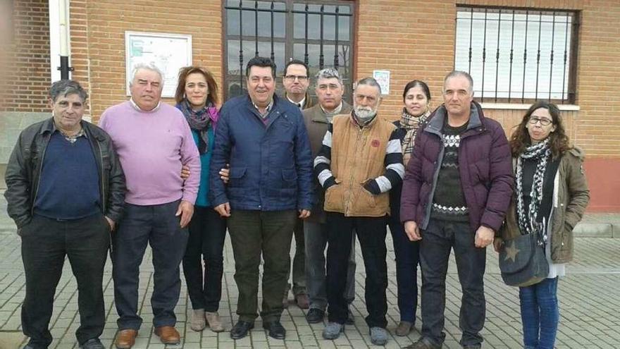 Miembros del consejo rector de la cooperativa Cogala, tras la reunión en Villabuena del Puente.