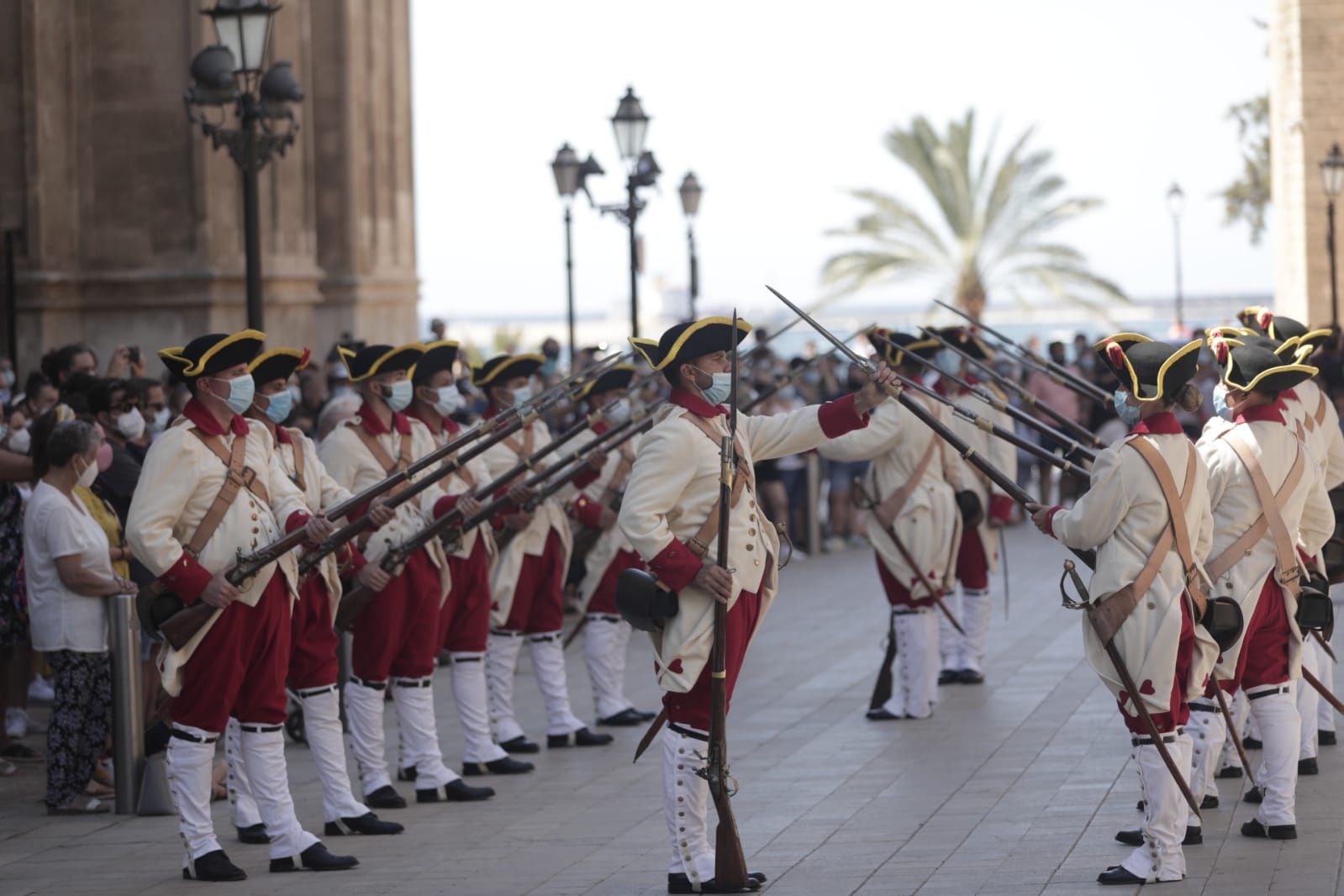 Vuelve el relevo de la Guardia de Honor del Palacio de la Almudaina