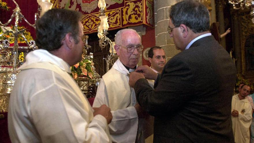 El alcalde de Teror en 2004, Juan de Dios Ramos (derecha), impone la insignia de Oro del Ayuntamiento a Vicente Rivero Díaz.
