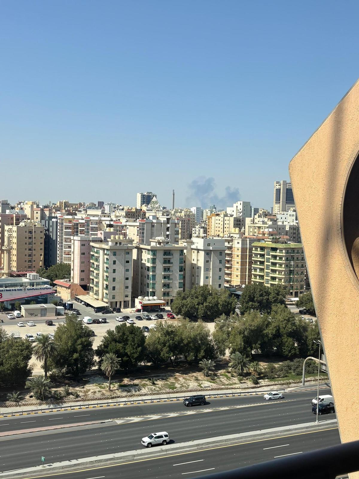 Humo junto a edificios en Kuwait