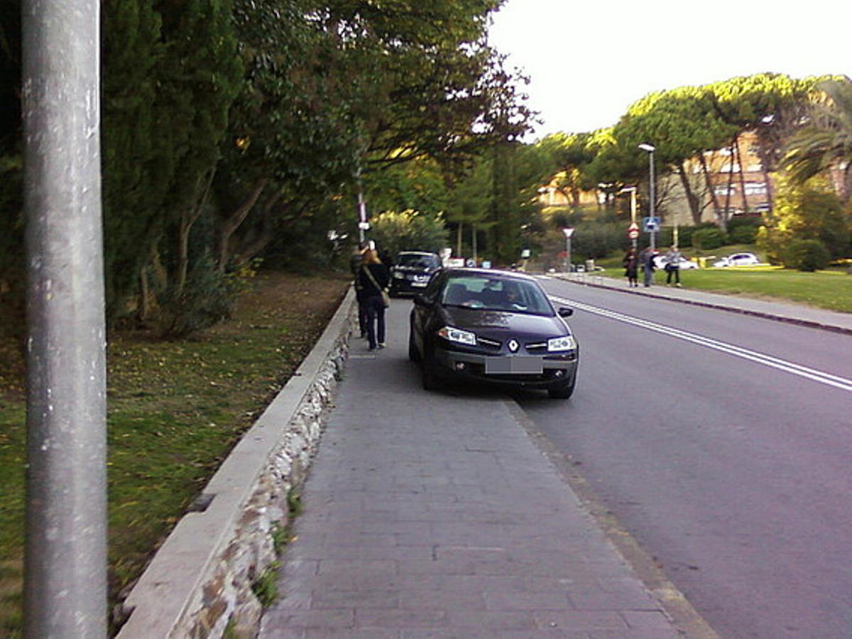 Immunitat per als infractors.Aquest és l’accés des de l’estació de metro a l’institut i campus universitari de Llars Mundet, a Barcelona. Totes les tardes, a l’hora en què centenars de nens i joves surten de classe, els vehicles estacionen a sobre de la vorera mentre esperen algú. Aquesta situació, que dura més del previst, té lloc davant la passivitat dels vigilants, guàrdies de seguretat i Mossos d’Esquadra de la zona, els quals no es pronuncien.