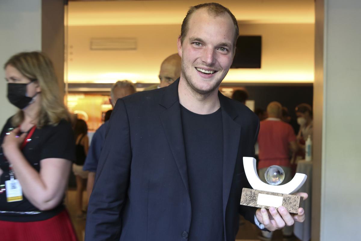 El mago de Aubelois, Laurent Piron, posa junto al trofeo que le acreditó como el Mejor del Concurso.