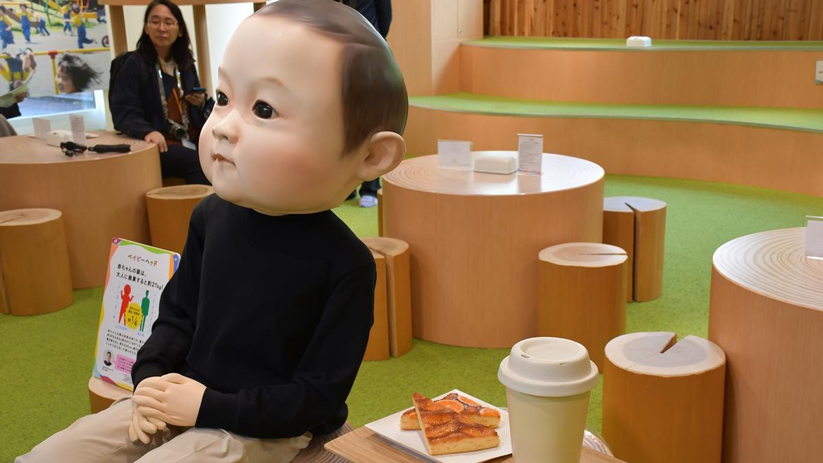 Un café en Tokio permite a sus visitantes ser bebé por un día