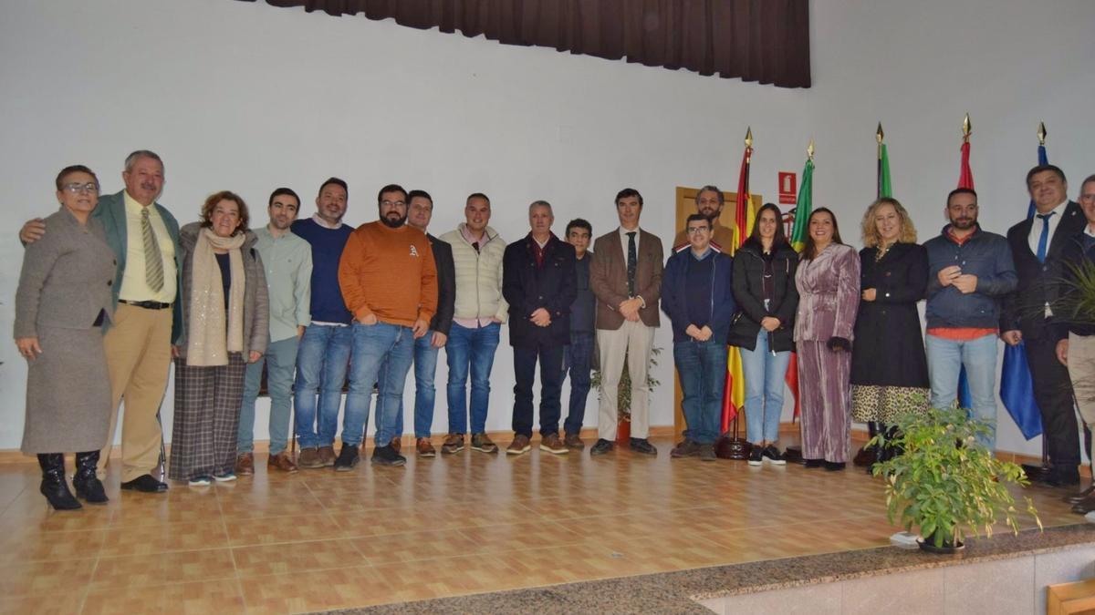 Las autoridades que acudieron al Acto de Revisión de Fronteras en Zarza la Mayor.