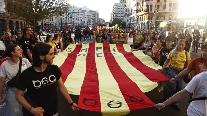 La manifestación nacionalista clama contra &quot;la persecución del valenciano&quot;