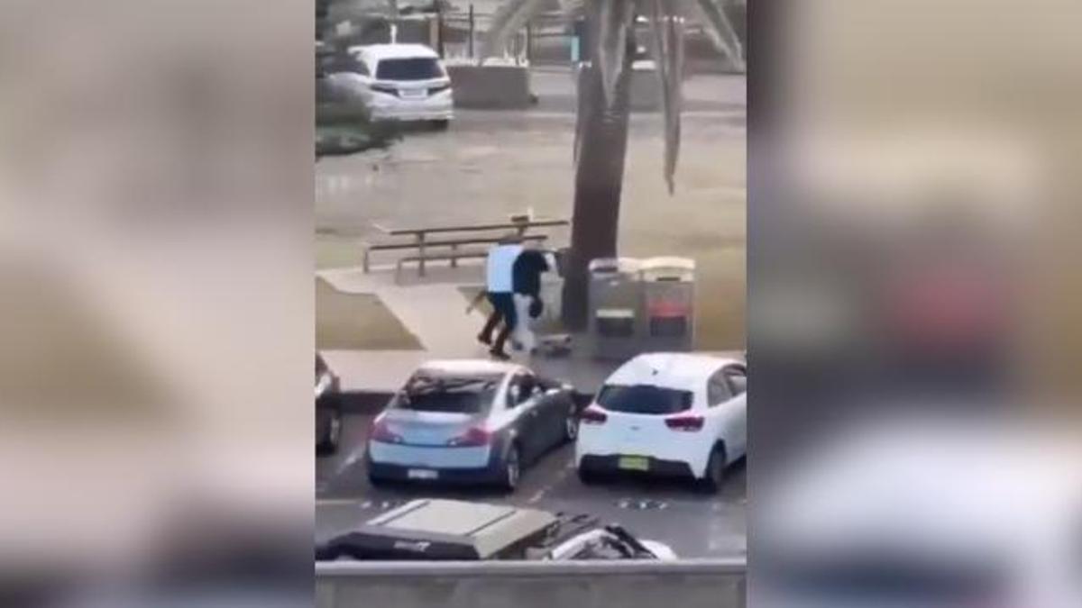 Un hombre anónimo desarma a uno de los tiradores en pleno ataque en Bondi Beach, Australia