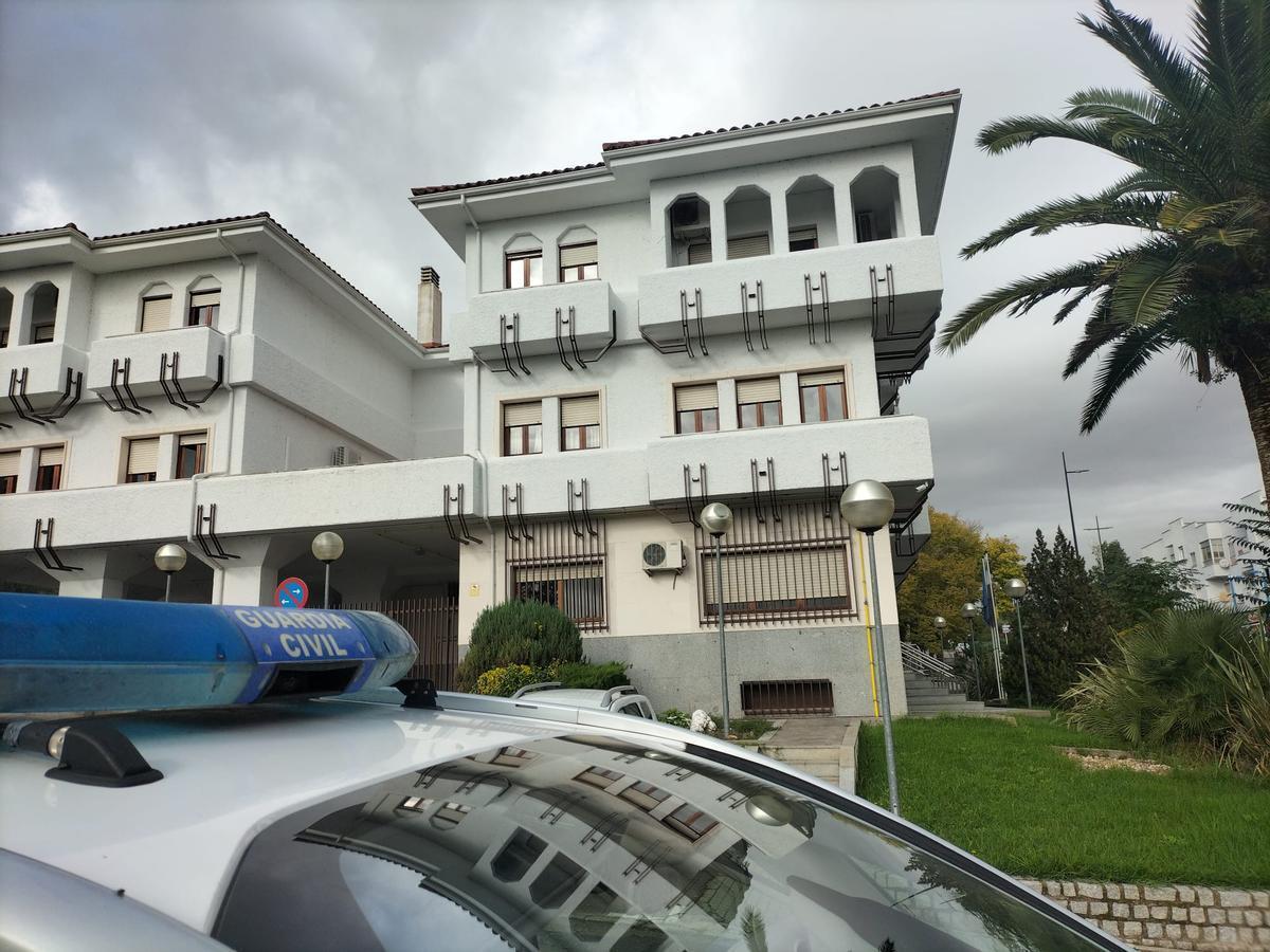 Un coche de la Guardia Civil, en la puerta de los Juzgados de Coria.