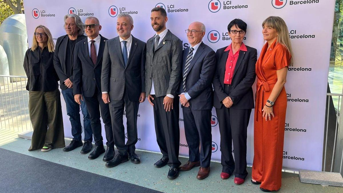 Jaume Collboni (cuarto por la izquierda), junto a Claude Marchand, CEO de LCI Education (5º), Alessandro Manetti, vicepresidente europeo de LCI Education (3º), el nuevo embajador de Canadá en España, Jeffrey Marder (6º), la directora de LCI Barcelona, Silvia Viudas (8ª) y la directora del Disseny Hub, Mireia Escobar (1ª).