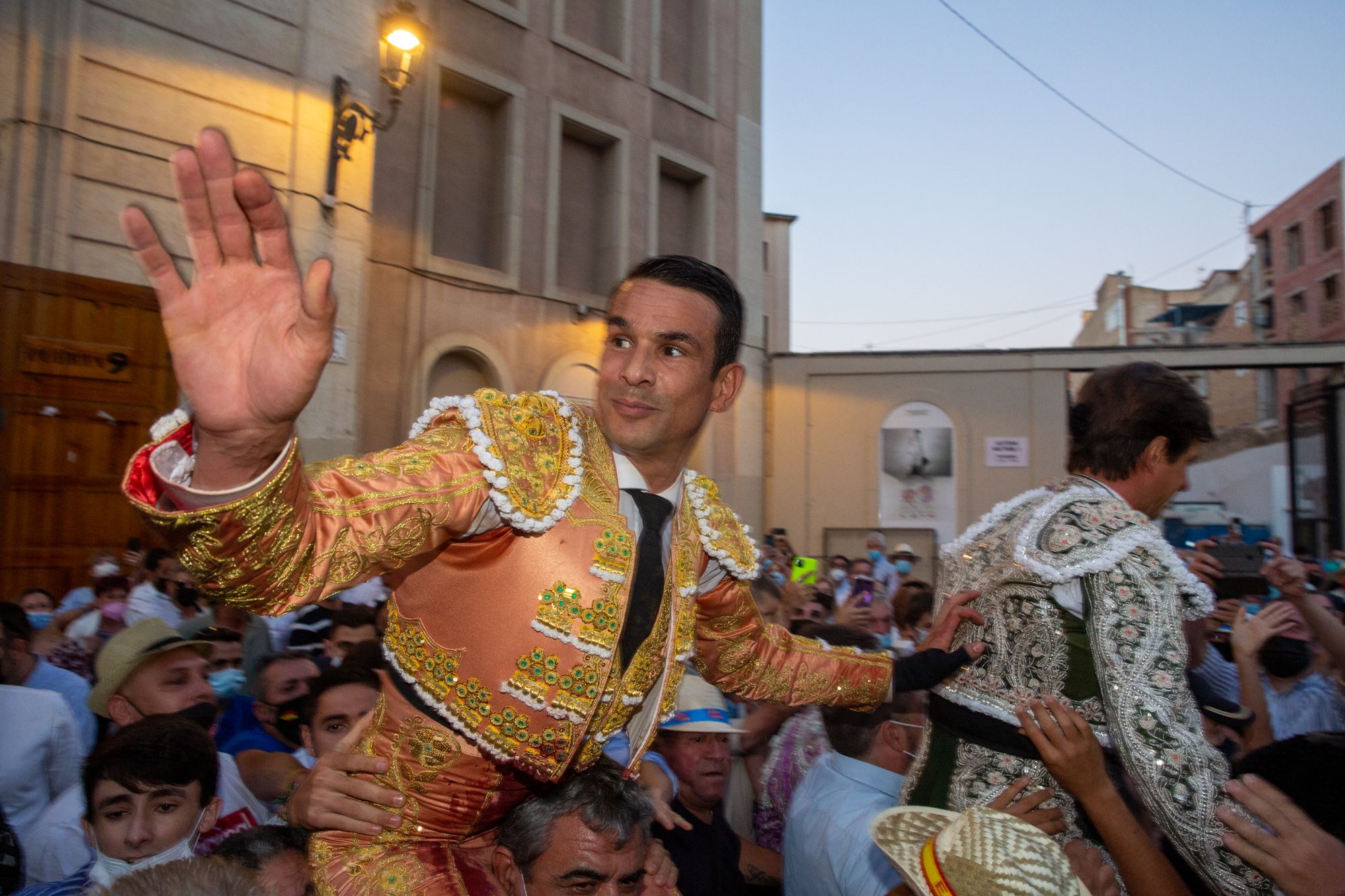 El Juli y Manzanares salen a hombros en la primera tarde de homenaje al maestro de Alicante