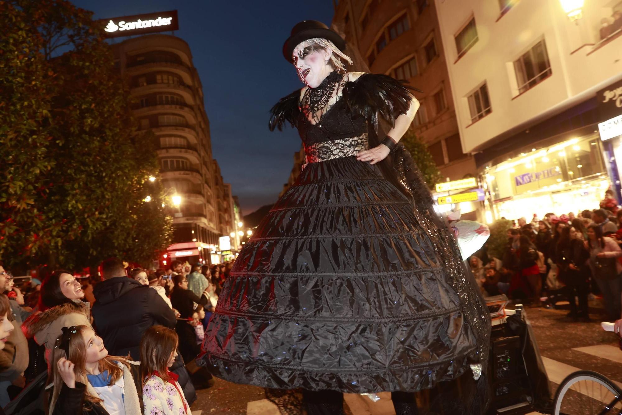 EN IMÁGENES: El Carnaval llena de color y alegría las calles de Oviedo