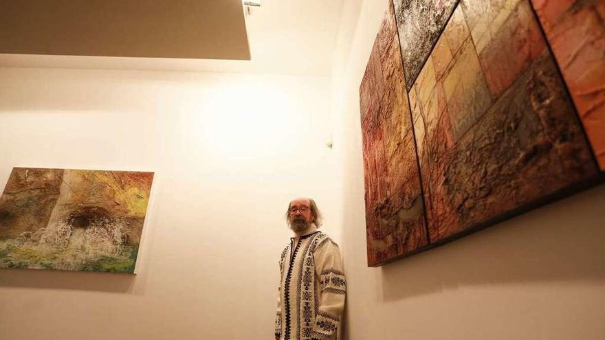 José Portilla, ante dos de sus obras, ayer, en la exposición de la galería Amaga.
