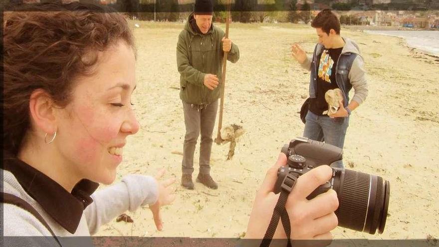 Estudiantes de As Barxas durante un rodaje en la playa de A Xunqueira. // +Arte