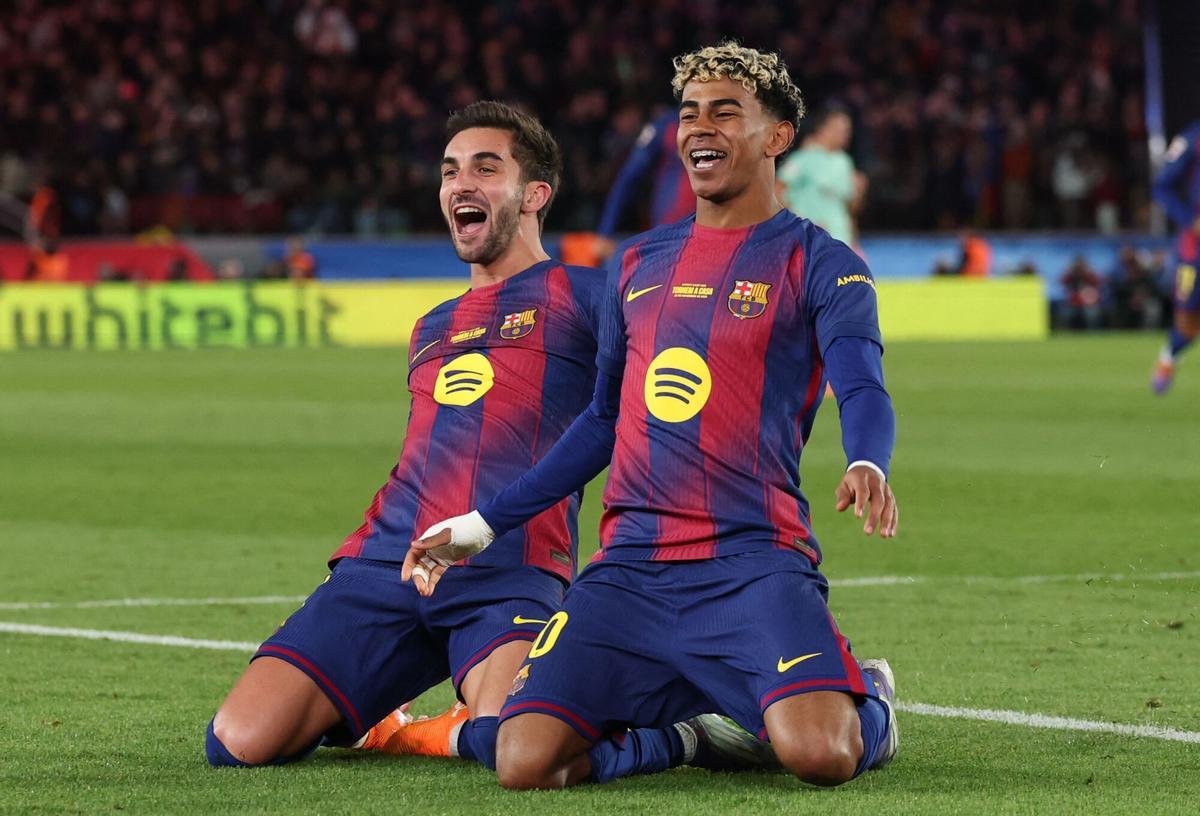 Barcelona's Spanish forward #07 Ferran Torres celebrates with Spain's forward #19 Lamine Yamal (R) scoring his team's fourth goal during the Spanish league football match between FC Barcelona and Athletic Club Bilbao at Camp Nou Stadium in Barcelona on November 22, 2025. (Photo by Lluis GENE / AFP)