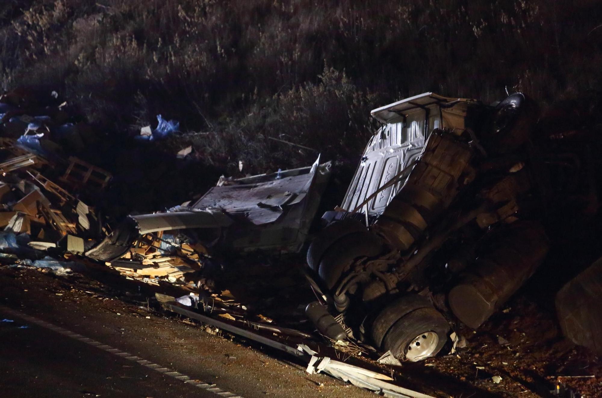 Fallece una persona tras colisionar el turismo que conducía contra un camión en la A-6 en Camponaraya (León)