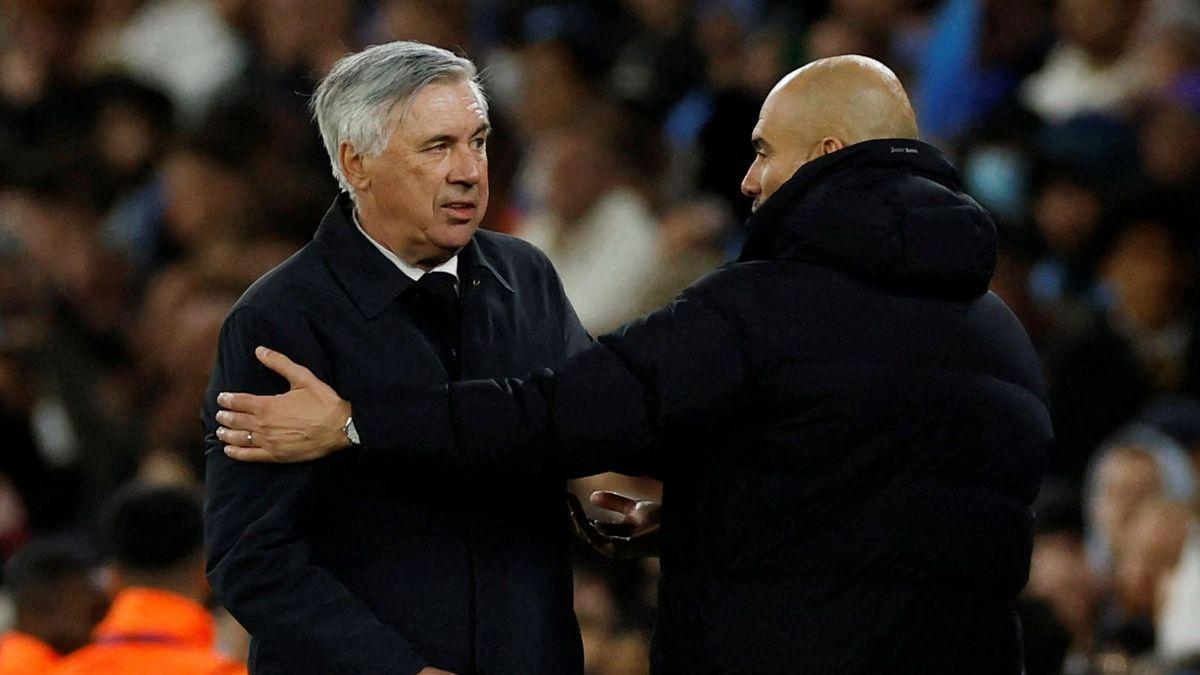 Carlo Ancelotti y Pep Guardiola se saludan en el partido de ida.