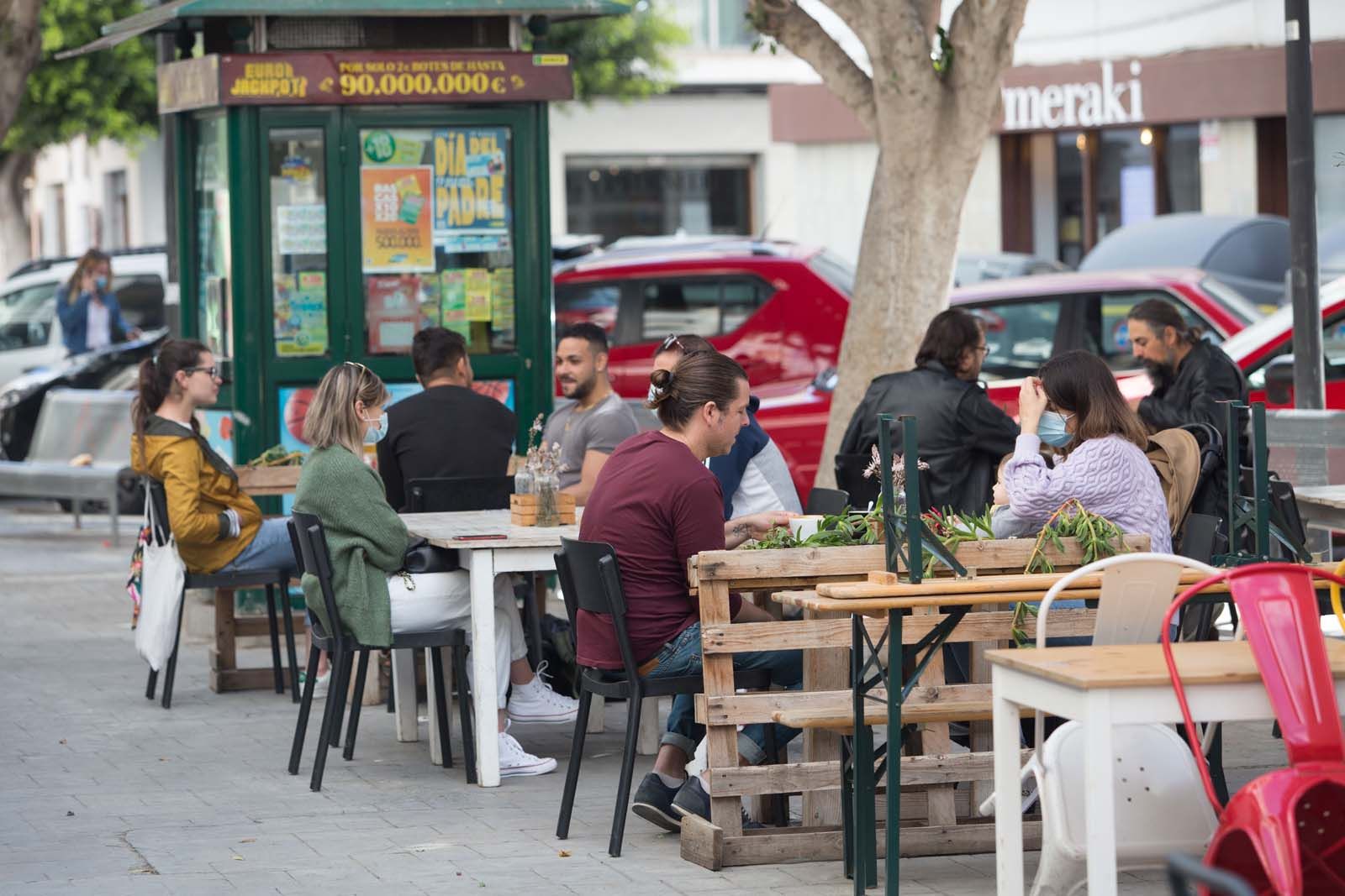 Las terrazas devuelven «la alegría» a Ibiza