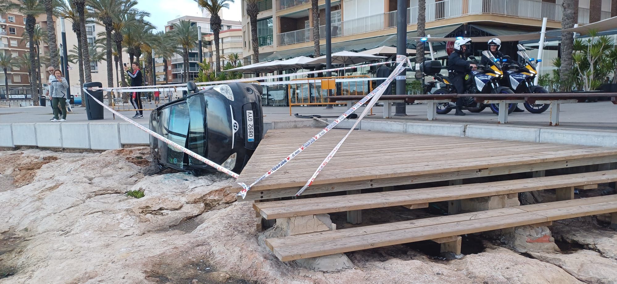 Así quedó un coche conducido por una mujer de 79 años que cayó a las rocas del paseo marítimo de Torrevieja