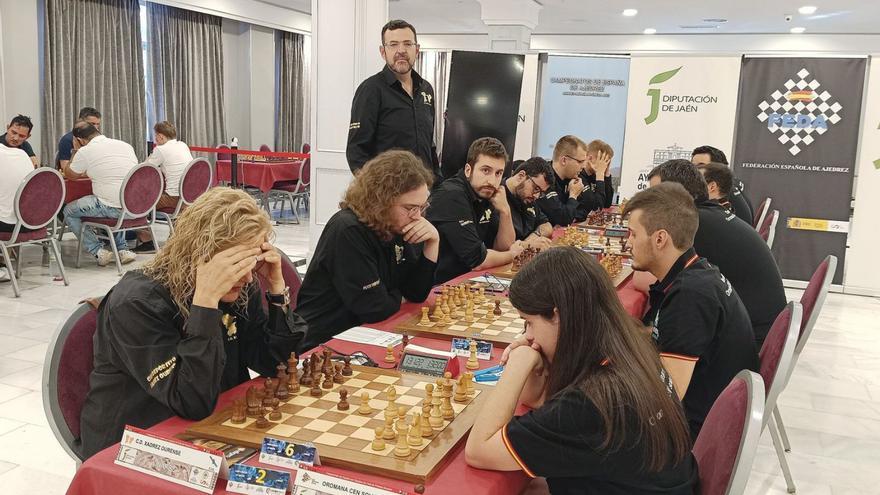 La escuadra del Xadrez Ourense durante un momento de la competición en Linares. |  // FDV