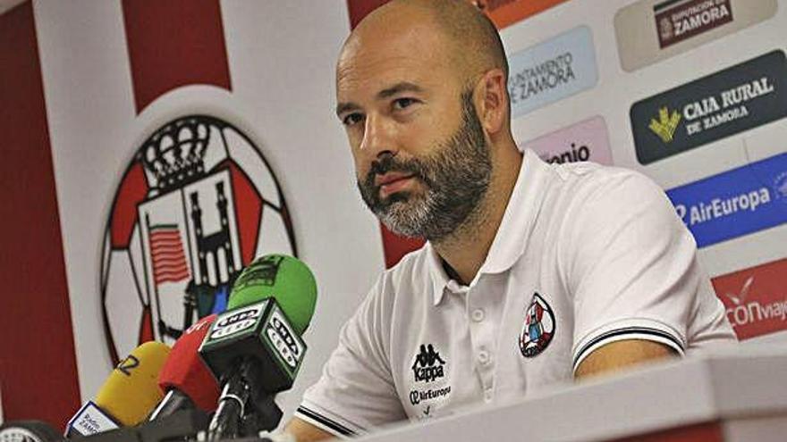 David Movilla comparece ante los medios en la previa del partido ante el Mirandés B.