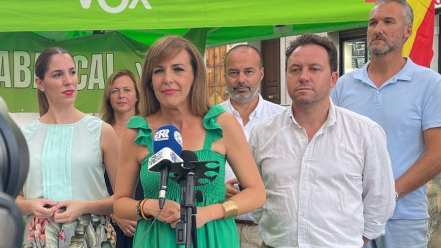 Patricia Rueda, junto a compañeros de Vox en Ronda. | L.O.