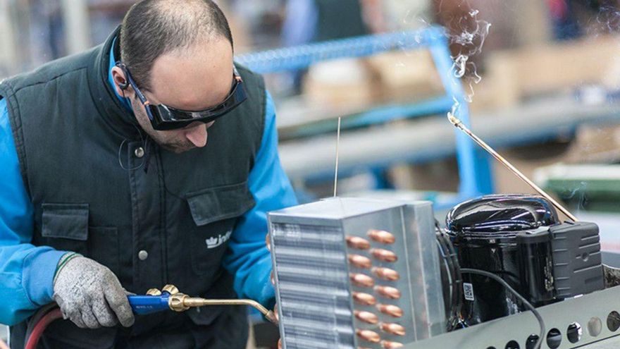 Trabajador en una fábrica andaluza. | EUROPA PRESS