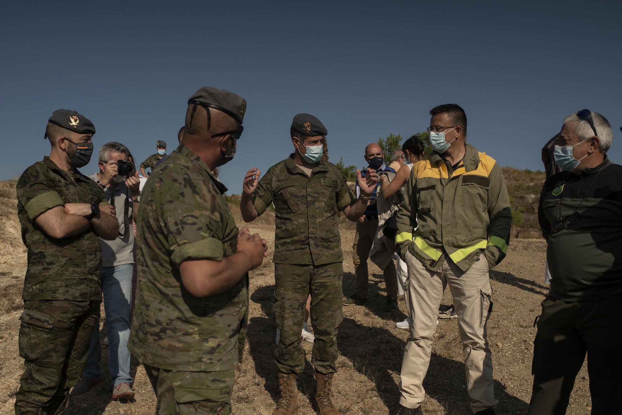 El conselleiro de Medio Rural, con militares. // BRAIS LORENZO