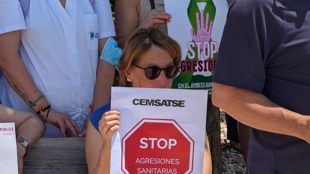 Profesionales sanitarios se concentran en el centro de salud de Gallur para exigir más medidas de seguridad tras las últimas agresiones.