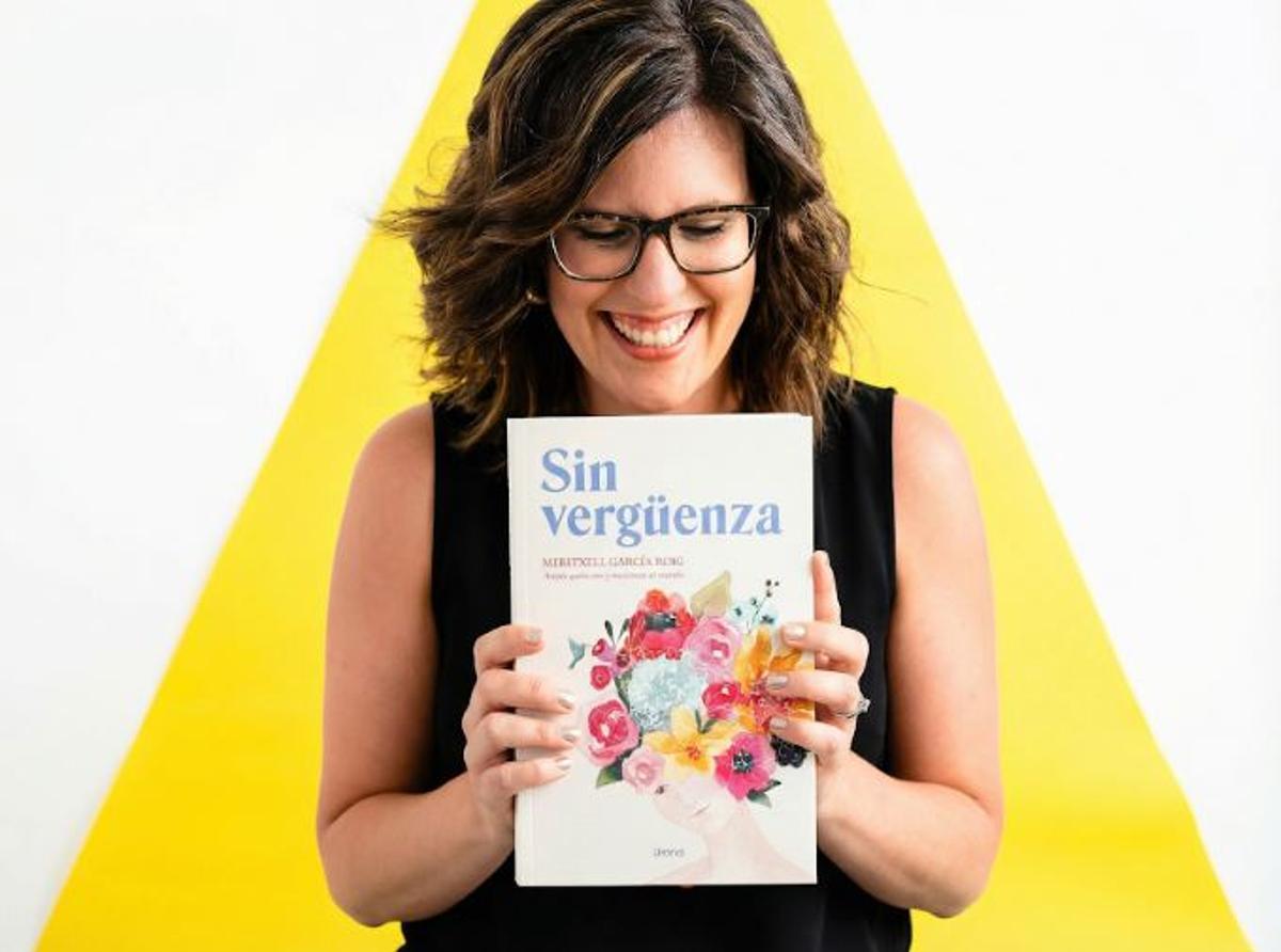 Meritxell García, mostrant sense vergonya el seu llibre