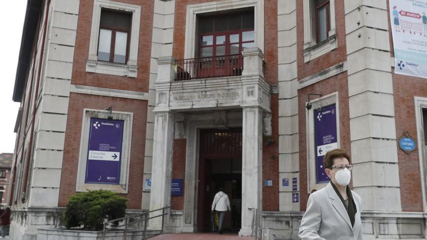 Una mujer sale del Hospital de Basurto, en Bilbao.