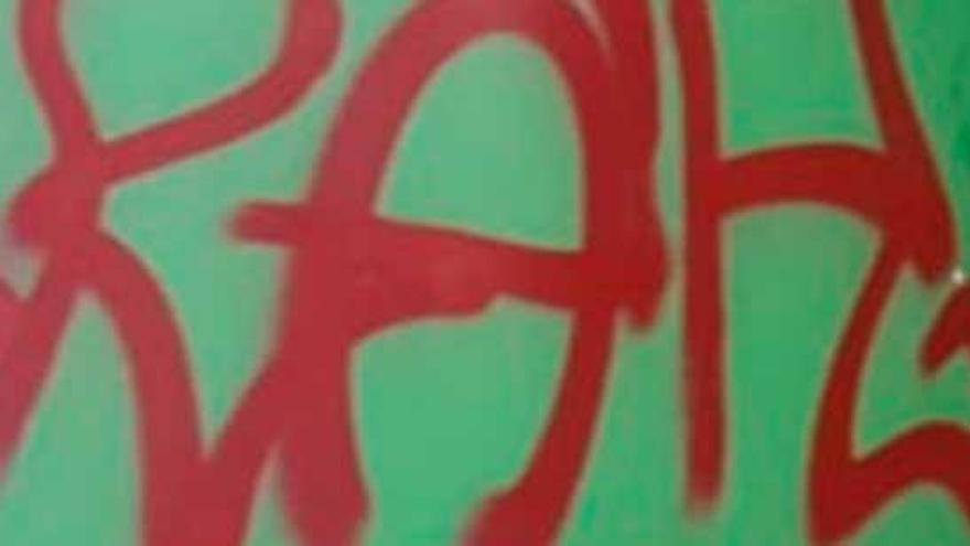 Investigado un vecino de A Coruña por veinte pintadas insultantes en A Laracha