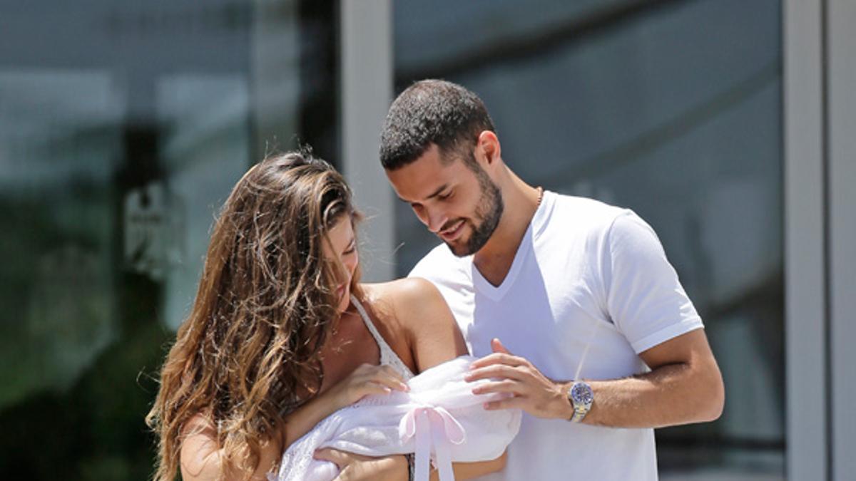 Malena Costa con vestido blanco fluido a la salida del hospital