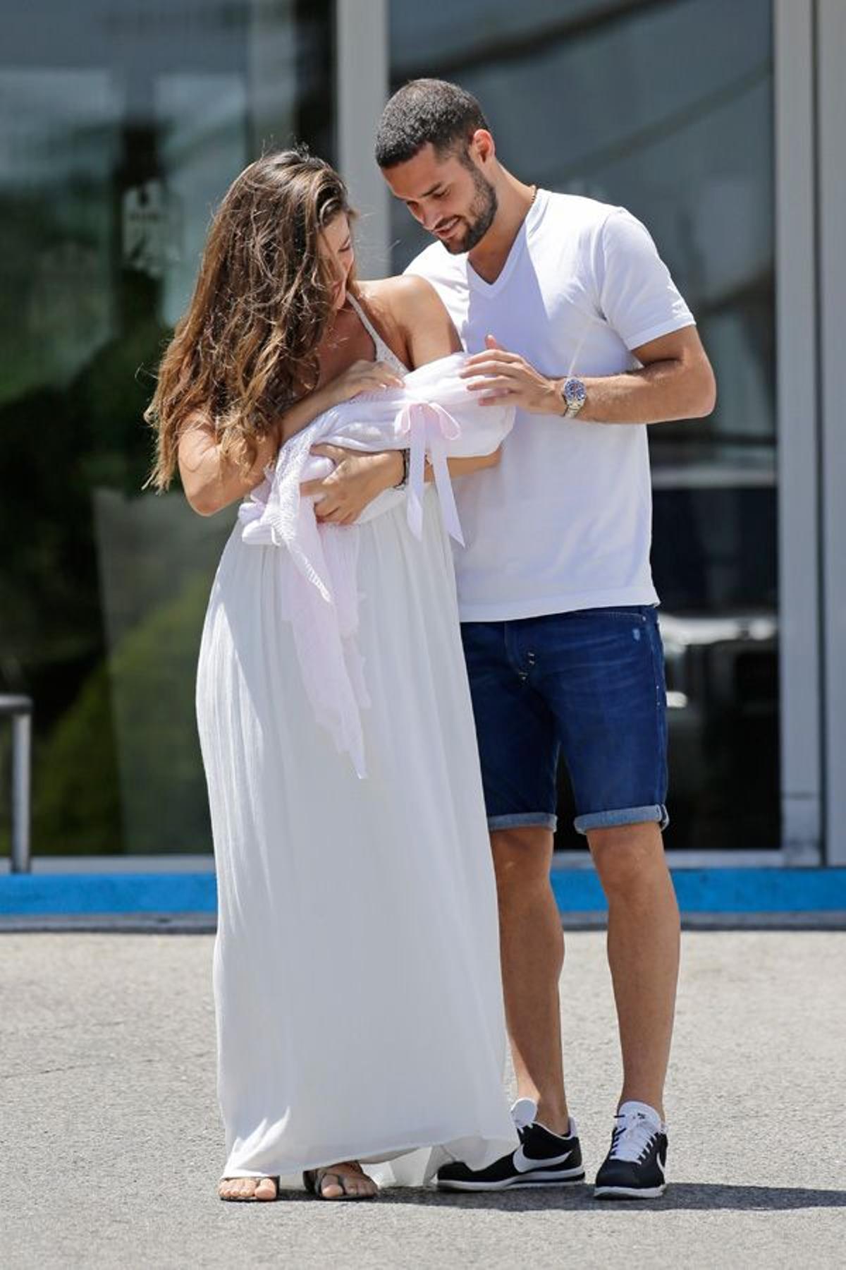Malena Costa con vestido blanco fluido a la salida del hospital