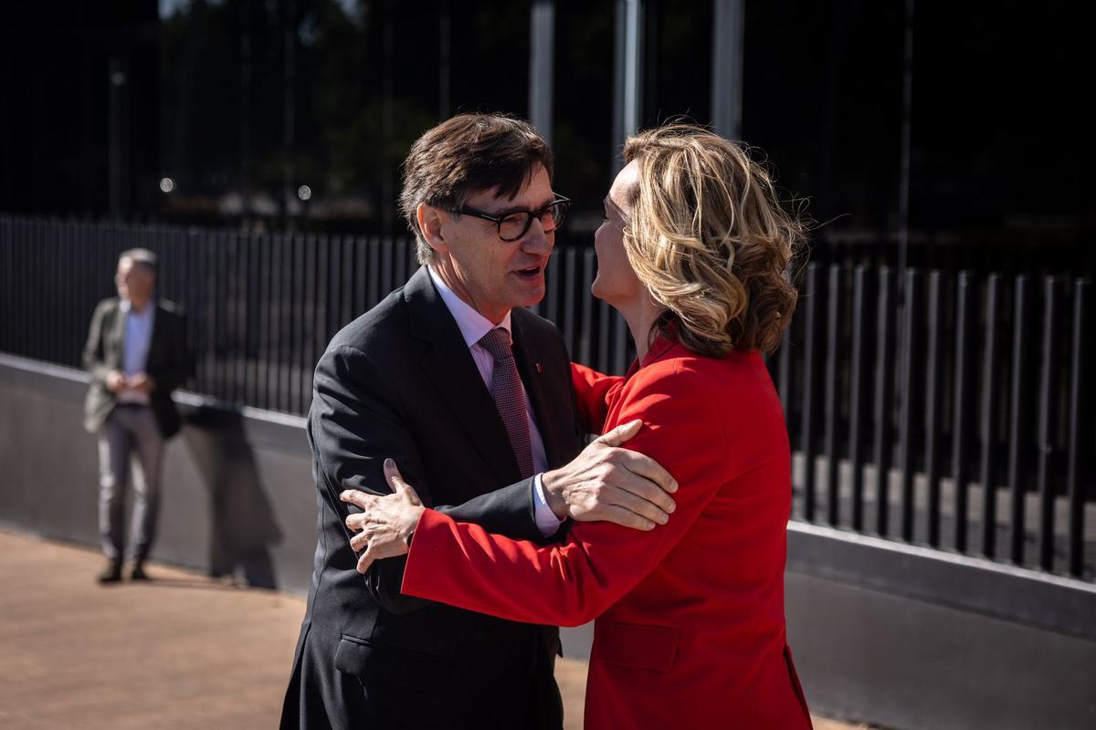Salvaro Illa y Pilar Alegría se saludan a su llegada a Zaragoza.