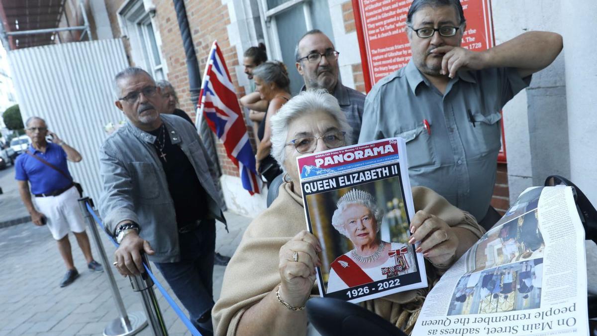 Una ciudadana de Gibraltar sostiene ayer un ejemplar de ‘Panorama’ que anuncia la muerte de Isabel II.