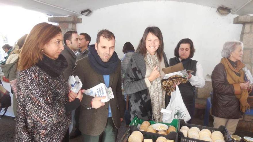 Susana López Ares (a la derecha), ayer en un puesto del mercado de Cangas de Onís.