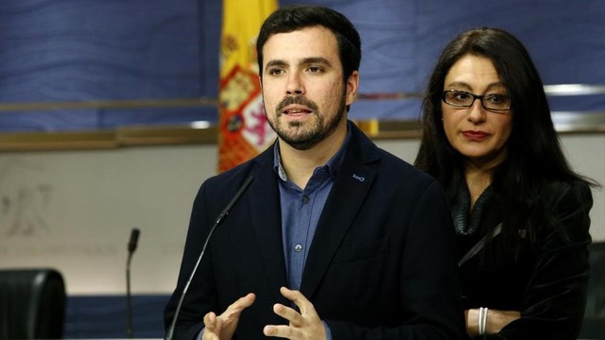 Alberto Garzón y la otra diputada de IU, Sol Sánchez, en el Congreso.