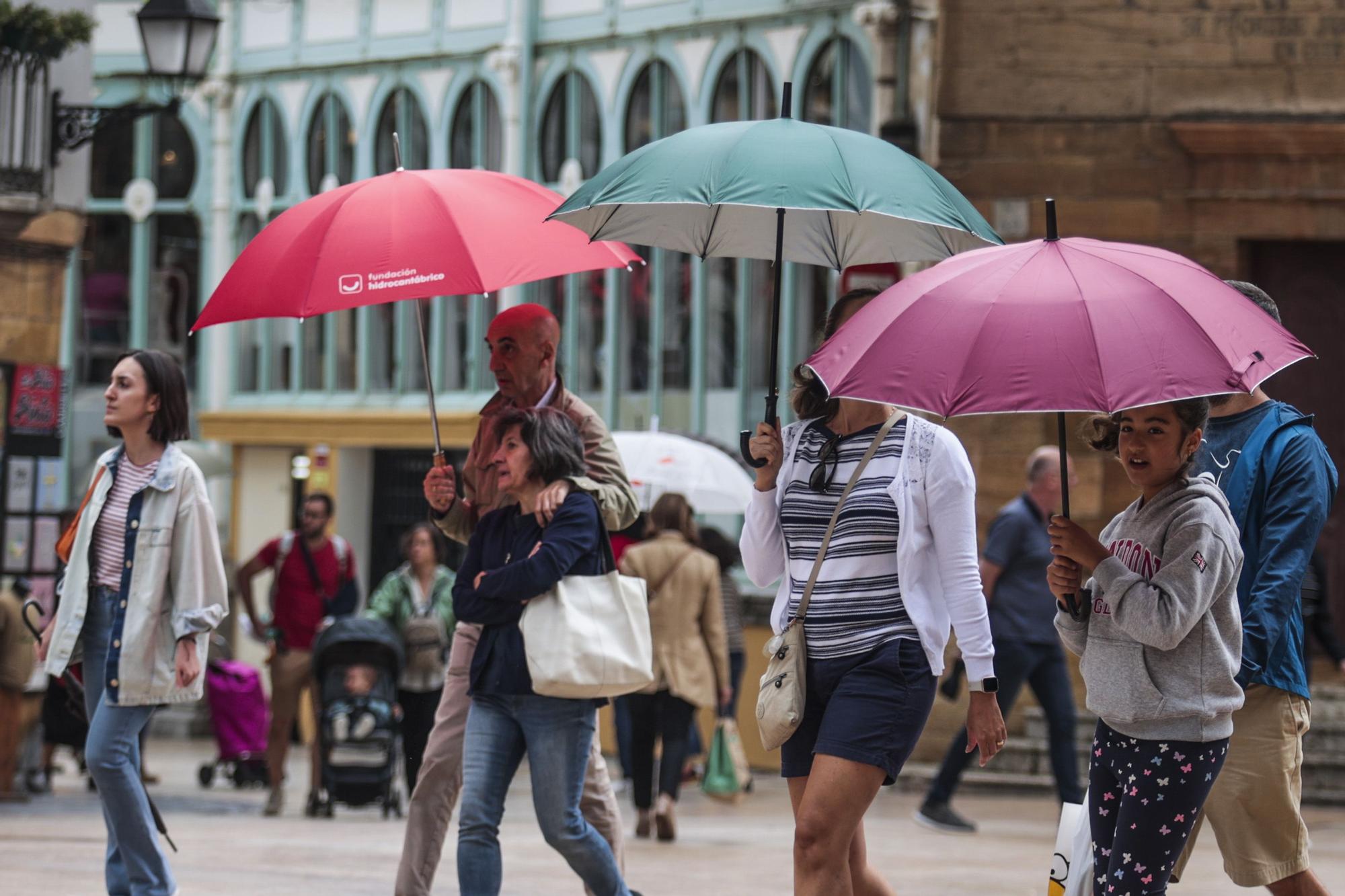 En imágenes: Los turistas, preparados para las lluvias asturianas