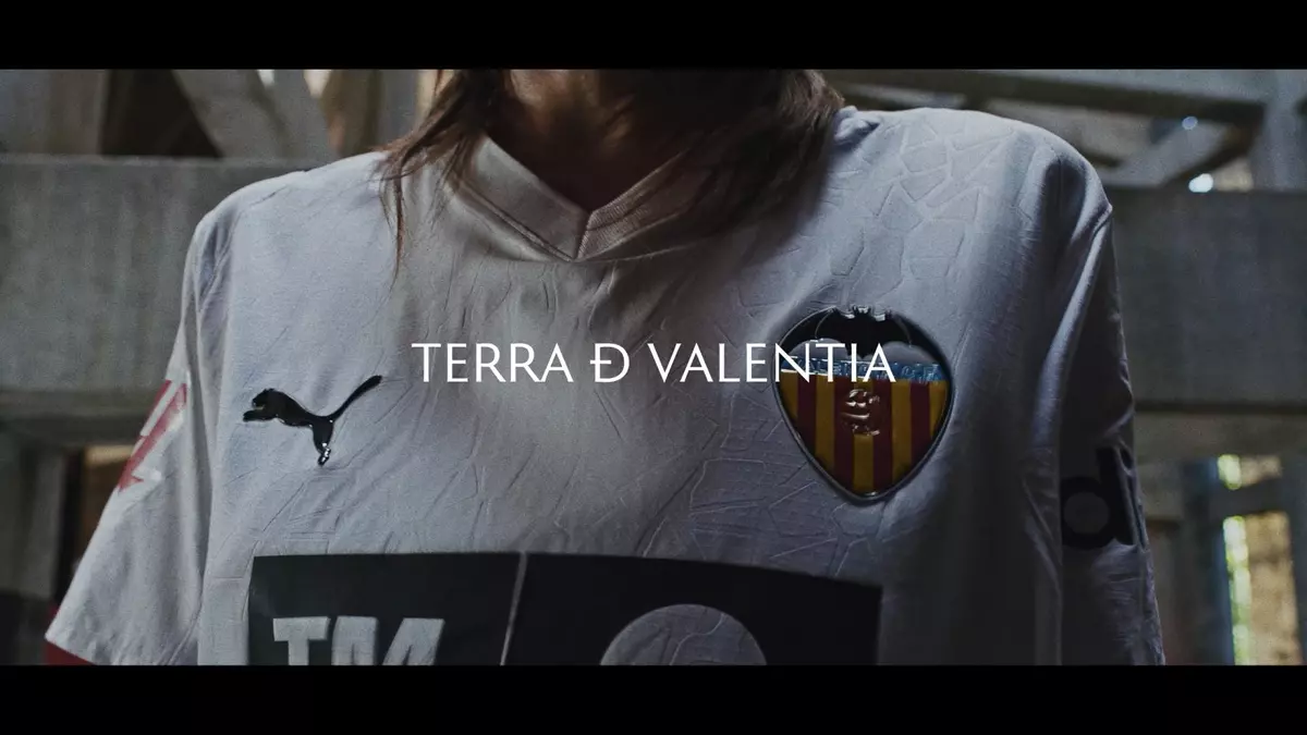 Oficial: El Valencia anuncia la camiseta para la 2025/26