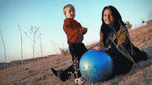 Laura Santonio posa junto a su hijo Marcos, de dos años y medio.