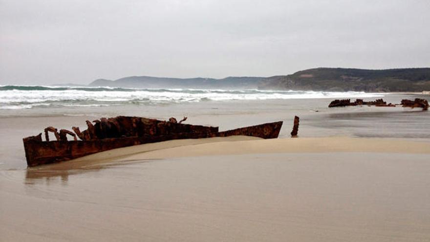 Los temporales dejaron al descubierto un viejo barco en esta playa ferrolana.//E.López