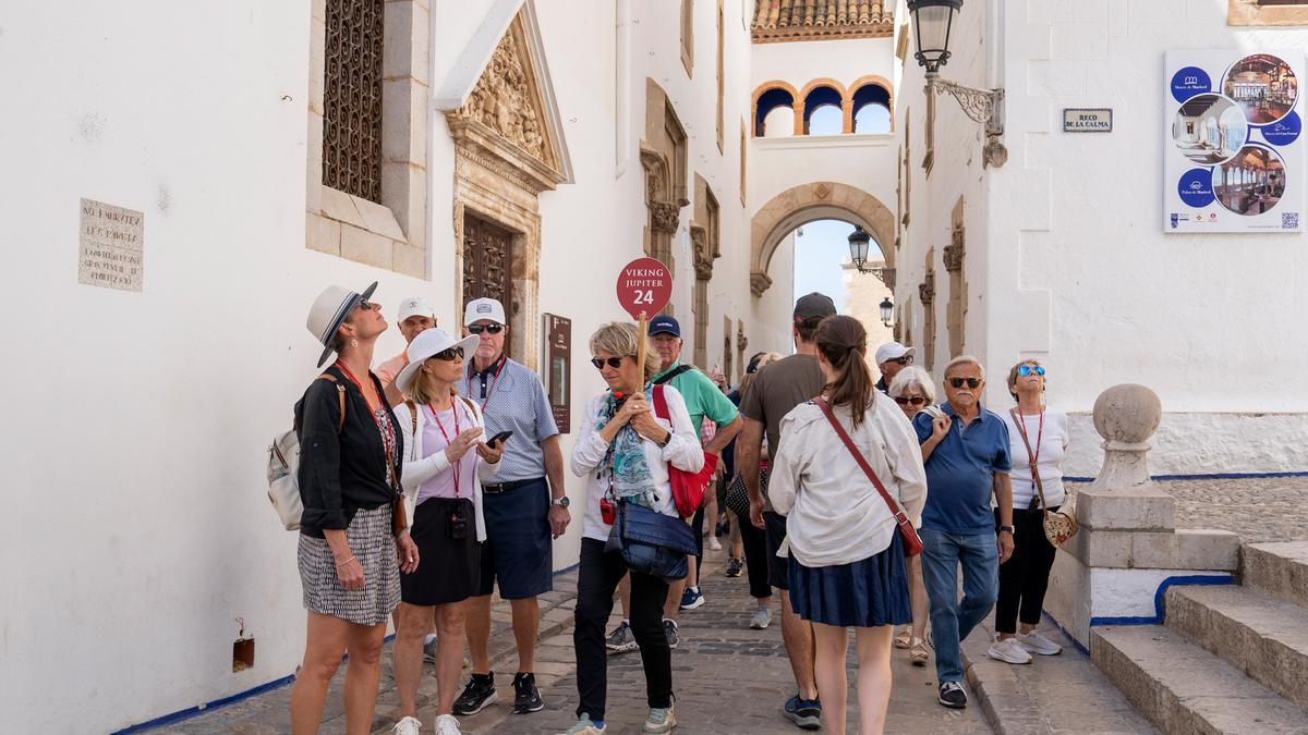 Turistas en una visita guiada por el centro de Sitges, esta semana.