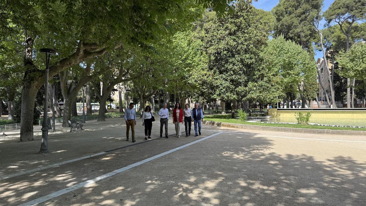 La alcaldesa Orduna, este martes, junto al resto de responsables en el parque Miguel Servet de Huesca.